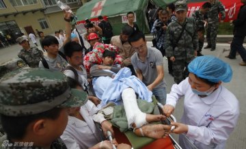 8.伤员被送到芦山人民医院临时治疗区治疗