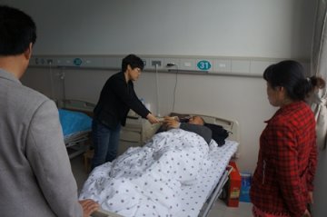 副区长韩明芳前往高新人民医院看望尿毒症患者冯康