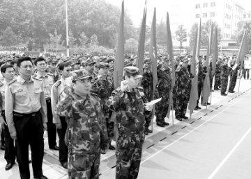 让红十字镌刻在灾区——记解放军总医院抗震救灾医疗队 <BR/>