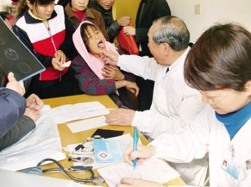 八旬名医春节义诊53载 称“病人就是亲人”