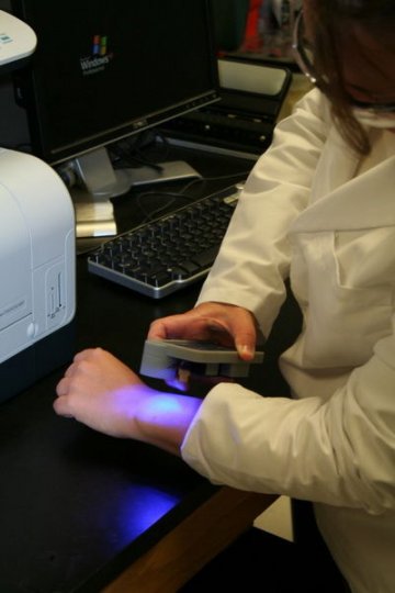 美科学家利用iPhone打造数字文身 监视糖尿病患者血液