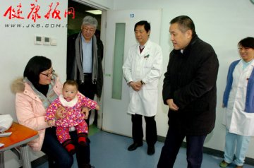 卫生部张茅等领导慰问北京儿童医院医护人员