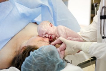 高清：直击年轻母亲剖腹产分娩全过程