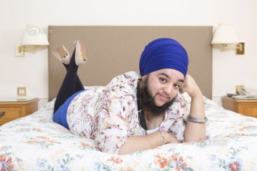 英国23岁女子长满脸络腮胡 称很性感