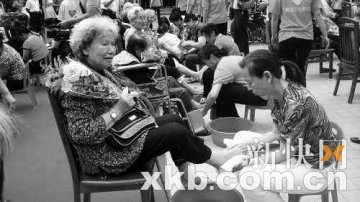 广州50名儿女为老母亲泡脚按摩