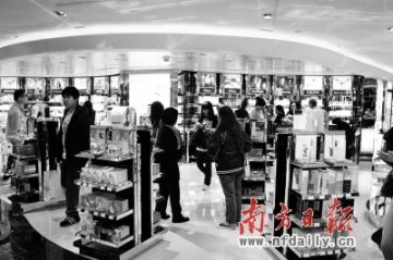 化妆品市场乱象：高仿山寨横行 法律滞后监管无力