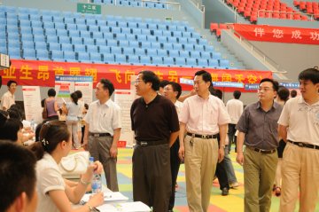 我校成功举行2009届毕业生大型校内人才市场暨夏季供需洽谈会