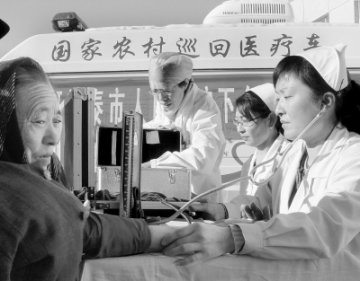 巡回医疗车开到农牧区