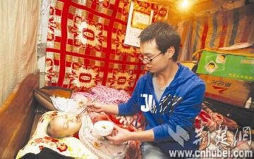 湖北90后大学生休学侍患癌母亲 四处打工赚药费