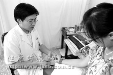 伸手指可诊断周期性神经麻痹