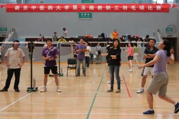 我校成功举办第五届教职工羽毛球比赛