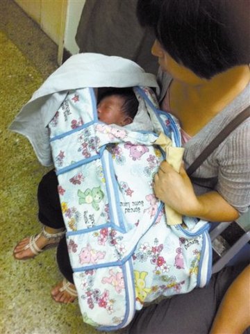 大学生称拾到弃婴续：警方称系委托照看