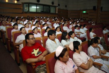 中国康复研究中心组织干部职工观看《第二届首都十大健康卫士风采》录像