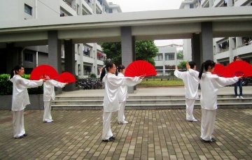 丰盛健康学院养心社应邀参加大型爱心义诊活动，进行“太极武韵”功法表演