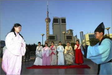上海网友穿汉服在卢浦大桥举办七夕祭祀活动
