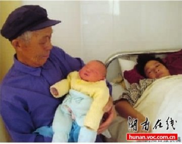77岁老汉与哑妻生下健康男婴