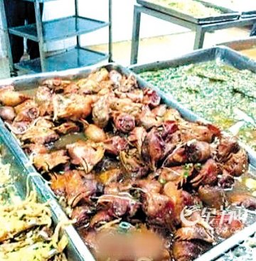 饭堂用鸡头做菜，你敢吃吗？