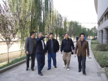 教育部专家组来我校评审考察逸夫教学楼