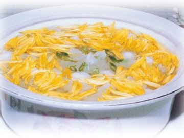 保健汤羹：菊花冰糖莲子雪耳羹