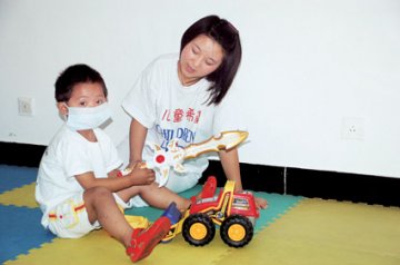 被弃男孩染色体为女性 福利院希望其做手术