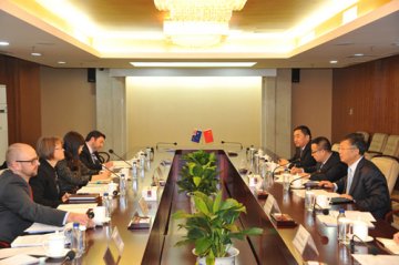 滕佳材会见澳大利亚农业和水利部副部长乔·埃文斯