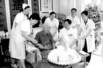 国学大师季羡林在解放军总医院度过95岁生日