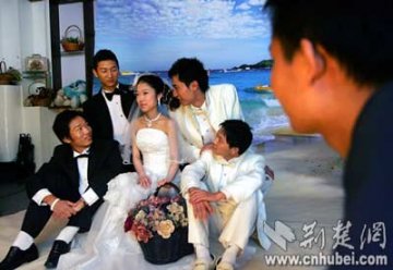 4名男生陪患癌女孩同拍婚纱照圆梦