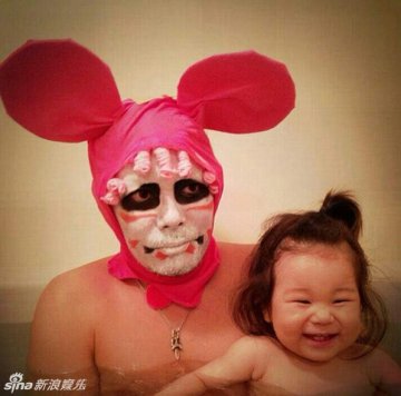 日本父女逗比泡澡照走红