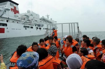 海军和平方舟医院船为守岛军民开展免费医疗服务