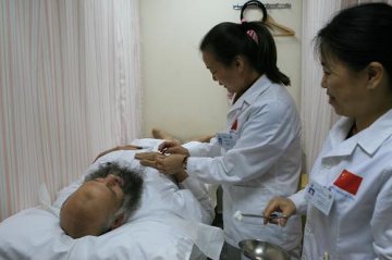 走进沙漠的白衣天使——记中国援科威特医疗队的护士们