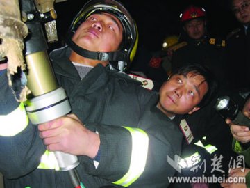乘客手臂被便坑卡住 火车停开5小时挽救