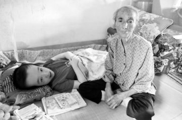 9旬老人照顾患病在床孙女20年