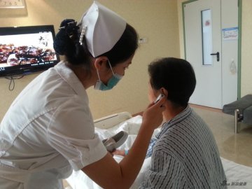 护士给病人检查