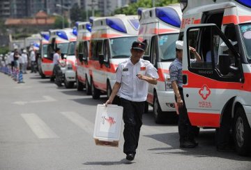重庆首支紧急医学究援队赶赴地赈灾区