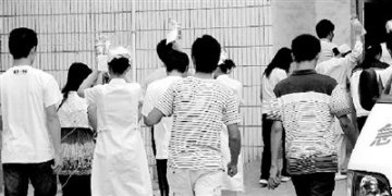 河南工业大学百余大学生集体发烧呕吐 疑似食物中毒