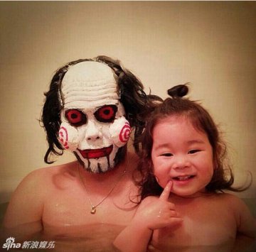 日本父女逗比泡澡照走红