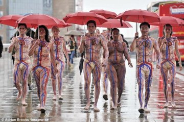 英国男女涂着动静脉图宣传献血