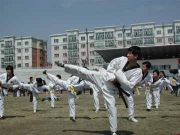 全国亿万学生阳光体育运动启动 我校三千学生集体锻炼一小时