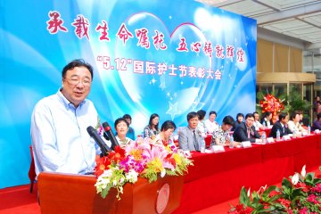 北大医院举行“5.12”护士节大会 近百名护理人员受表彰