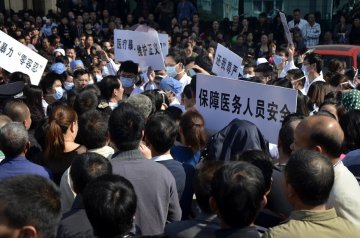 温岭上百医务人员抗议医疗暴力