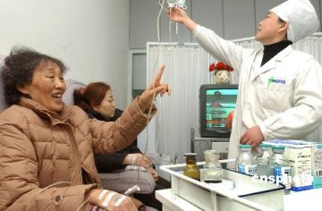 沪社区就诊有望减免门诊诊查费 将建首席医师制