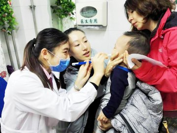 第306医院儿科为官兵子女体检侧记