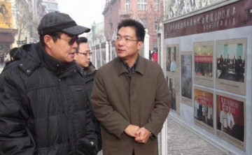 市委常委朴逸等领导参观纪念伍连德博士片展