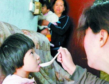 8岁女孩因一岁时被狗吓至今不会说话 喝水需喂