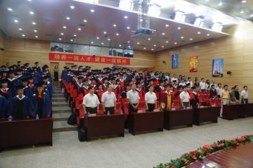 辛勤汗水迎庆典，胸怀梦想踏征程