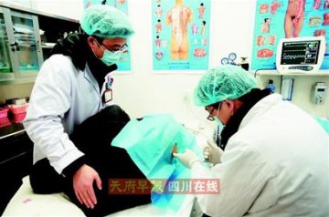 颈椎病患者转头看电视 一头倒在麻将桌上