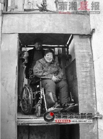 老汉为瘫痪妻子研制成功专用电梯