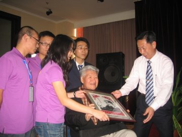 我校师生参加第六次唐仲英德育奖学金交流会