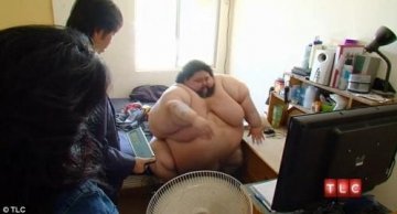男子体重400kg躺家中5年寸步难移