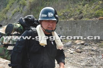 特警不顾右臂脱臼徒步40公里为灾民送粮